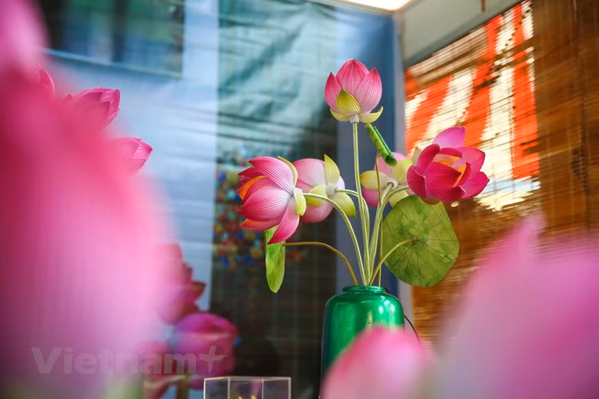  En la temporada alta, cuando no hay nadie para trabajar, las familias que hacen flores en Thanh Tien tienen que pedir ayuda a sus vecinos para poder producir y vender las flores a tiempo. Aunque están hechas de papel, las flores de Thanh Tien tienen la misma forma que las flores reales e imitan varios tipos de flores como loto, rosa, flor de albaricoque, orquídea... (Foto: Vietnam+)