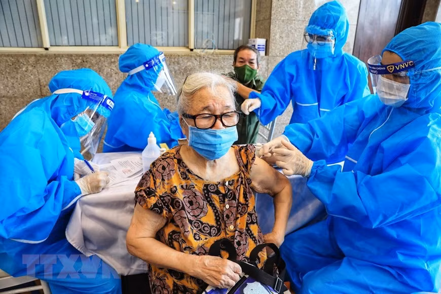 El personal médico realiza la vacunación a los pobladores (Fuente: VNA)