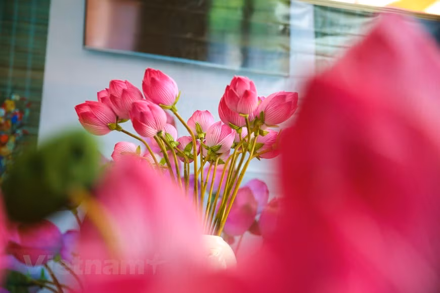 El mayor desafío del artesano fabricante de flores de papel es hacer que parezca reales. Colocar flores en las ramas también es algo interesante y, por lo general, cada rama de flor de Thanh Tien tiene de nueve a 10 flores, porque según el concepto de la gente de Hue, estos son los números de la suerte que siempre traen cosas buenas. (Foto: Vietnam+)