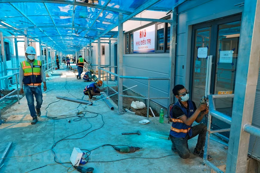 El Ministerio de Salud de Vietnam instó al Hospital Nacional de Enfermedades Tropicales a aumentar el número total de camas, especialmente en la unidad de cuidados intensivos. Hanoi planea requisar 10 proyectos de viviendas de reasentamiento como lugares de cuarentena y hospitales de campaña. En medio de la severa cuarta ola del COVID-19, los ciudadanos de Hanoi unen sus esfuerzos para superar los momentos difíciles y ayudar a las autoridades locales en la lucha contra el mal. El secretario del Comité del Partido Comunista de Vietnam en Hanoi, Dinh Tien Dung, resaltó la tradición solidaria y el apoyo de los hanoyenses al gobierno municipal. (Fuente:Vietnamplus) 