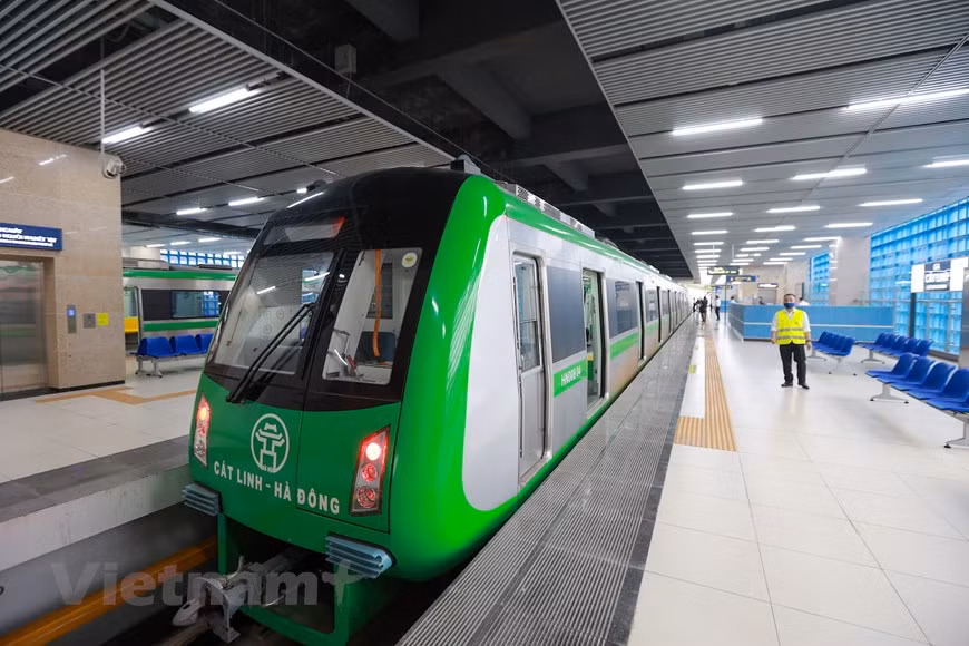 De acuerdo con el diseño, cada tren tomará 23 minutos para recorrer el trayecto desde Cat Linh en el distrito de Ba Dinh hasta el distrito de Ha Dong. Hanoi ofrecerá servicios gratuitos a todos los pasajeros durante los primeros 15 días después que la ruta ferroviaria entre en funcionamiento, según el Departamento de Transporte capitalino. El proyecto ferroviario Cat Linh-Ha Dong fue iniciado desde hace 10 años por el Ministerio de Transporte. En febrero de 2017, las dos primeras locomotoras y vagones del proyecto de línea ferroviaria elevada Cat Linh – Ha Dong llegaron al puerto internacional de Hai Phong y estuvieron bajo el procedimiento de aduana. (Fuente: Vietnamplus) 
