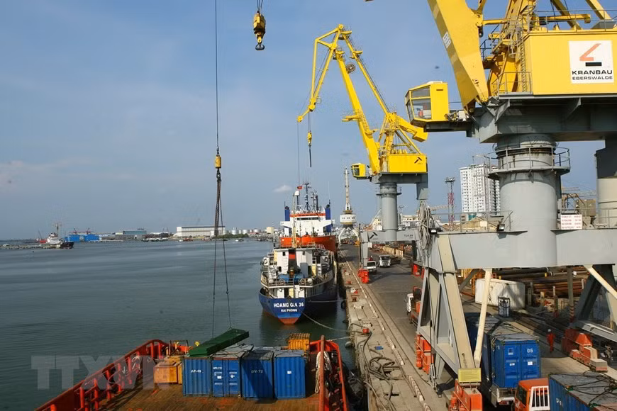 Transporte de equipamientos a la plataforma en el puerto de Vietsovpetro (Fuente: VNA)