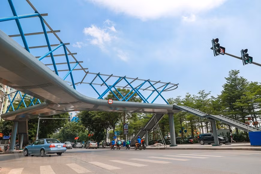 El puente elevado recibe una alta valoración y se considera el más hermoso en Hanoi (Fuente: Vietnamplus)