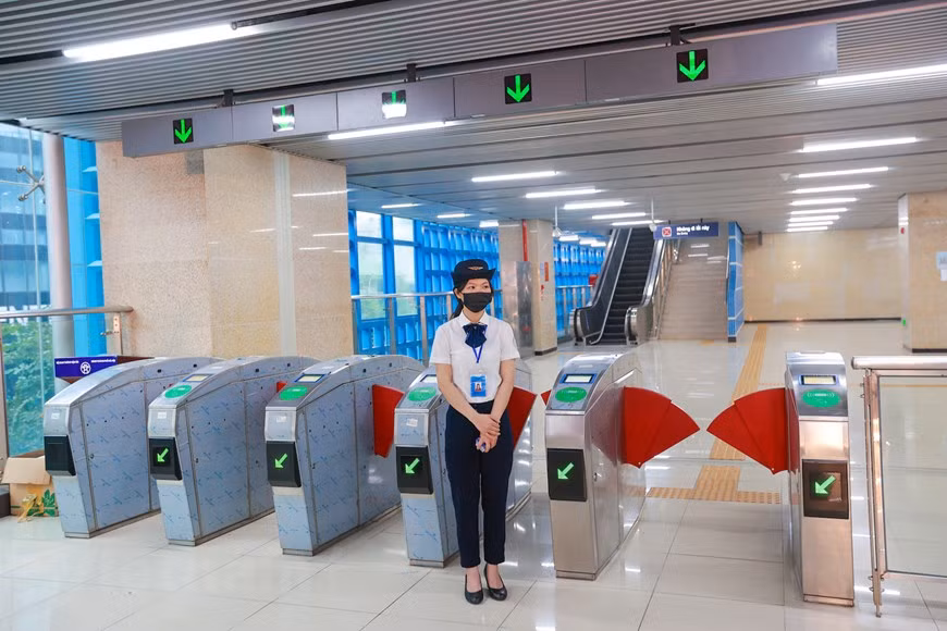 La creciente población también significa un aumento de la presión sobre el transporte urbano, y durante un tiempo la congestión del tráfico era enfermedad crónica de Hanoi. Para resolver este difícil problema, el gobierno de la capital tuvo que intervenir urgentemente con medidas drásticas. Una de las primeras acciones que tomó el gobierno de Hanoi fue la construcción de una serie de gigantescos puentes elevados de acero en las intersecciones importantes de la ciudad. Estos puentes son hermosos y duraderos, de rápida instalación, por lo cual esta ha sido considerada una óptima solución para una infraestructura de transporte urbano tan compleja como la de Hanoi. (Fuente: Vietnamplus)