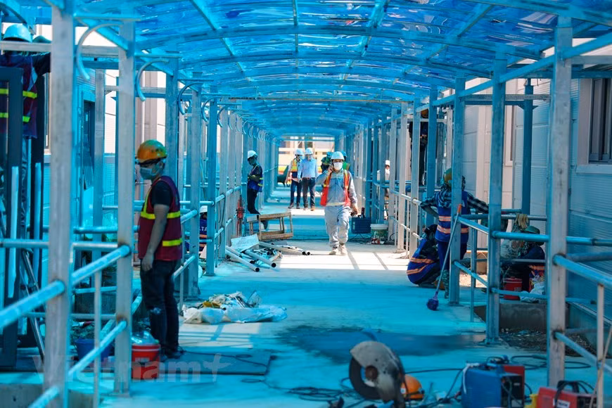 El centro tiene 500 camas y sirve como una unidad de cuidados intensivos contra el COVID-19 a nivel nacional, que brinda tratamiento para pacientes graves y apoyo técnico a otras instalaciones médicas al respecto en las áreas asignadas. El Ministerio de Salud instó al Hospital Nacional de Enfermedades Tropicales a aumentar el número de camas, especialmente en la unidad de cuidados intensivos. Hanoi planea requisar 10 proyectos de viviendas de reasentamiento como lugares de cuarentena y hospitales de campaña. Además, el ministro de Salud, Nguyen Thanh Long, instó al Hospital Nacional de Enfermedades Tropicales a aumentar el número de camas, especialmente en la unidad de cuidados intensivos. (Fuente:Vietnamplus) 