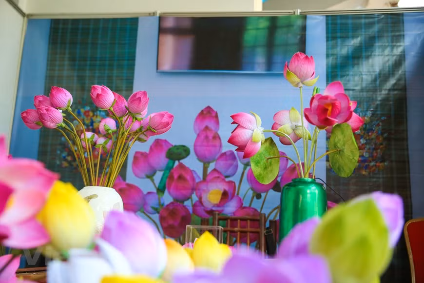 Cada año cuando se acerca el Tet, la aldea de oficio de elaboración de flores de papel de Thanh Tien (comuna de Phu Mau, distrito de Phu Vang, provincia central de Thua Thien-Hue) parece llevar una "camisa nueva" de colores vibrantes. Este pueblo es también uno de los artesanales de larga data de la provincia central de Thua Thien-Hue. Quedan casi dos meses para el Año Nuevo Lunar, pero en este momento, los artesanos de la aldea ya están ocupados creando flores de papel para los mercados en la provincia y también en el país. Los visitantes que vengan aquí en estos días sentirán claramente la atmósfera bulliciosa de la compra-venta (Foto: Vietnam+)