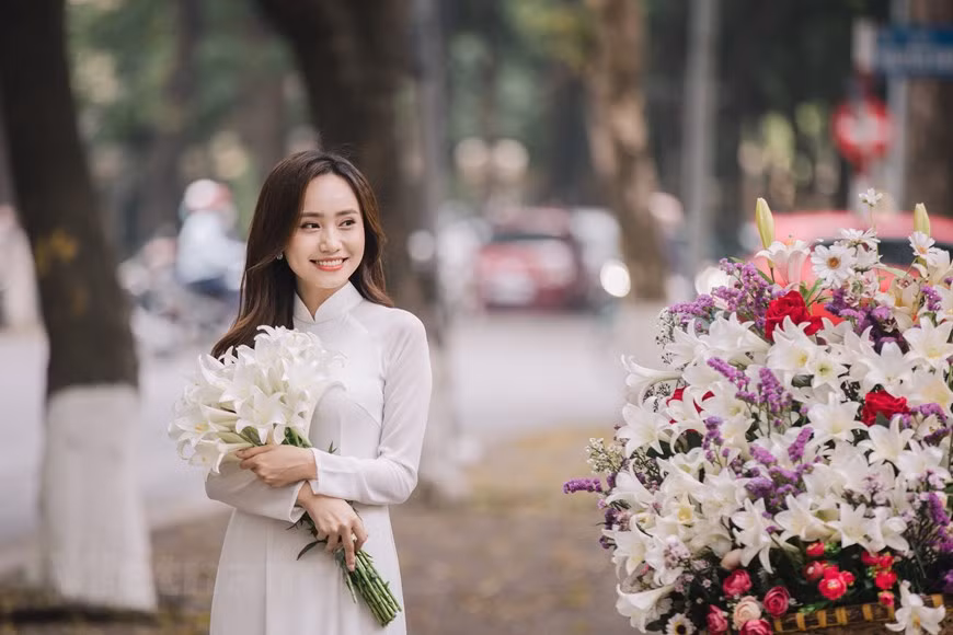 Estos días, las azucenas de color blanco puro, se lucen en las calles de Hanoi con su belleza elegante y delicada. La azucena (Lilium longiflorum), o lirio de Pascua, es una planta bulbosa que crece hasta un metro de alto. En época de floración posee flores con forma de trompeta, blancas y fragantes, apodada también por los hanoienses como la "flor de abril", porque cada año florece exclusivamente en este mes. Aunque no es tan brillante y fragante como muchas otras flores, su color blanco crea una belleza pura muy singular. Con el contraste entre el color blanco puro de las flores y el color verde de las hojas y los tallos, los ramos de la azucenas en de los vendedores ambulantes introducen una sensación se apacibilidad en las bulliciosas calles de Hanoi. (Foto: Vietnam+)
