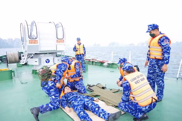 Ejercicio de primeros auxilios a soldados heridos en el mar. (Foto: VNA)