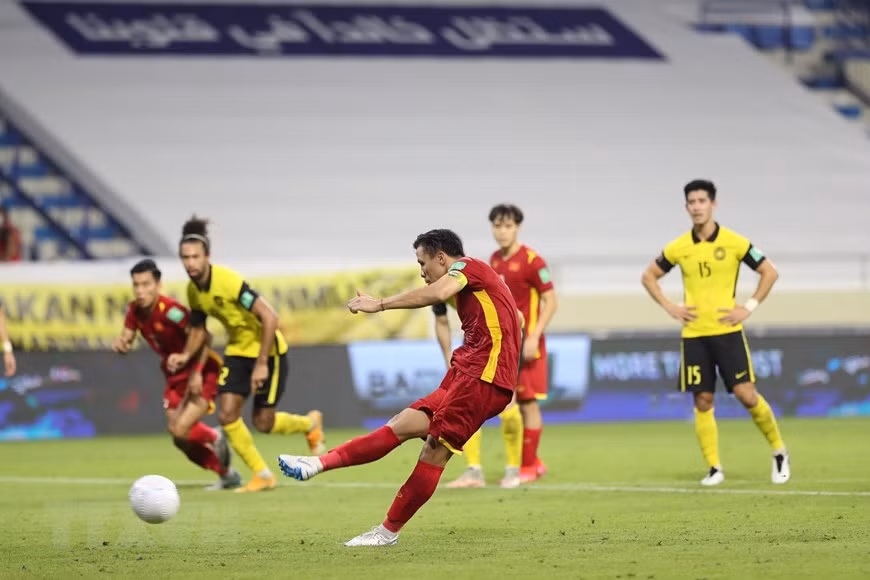 Que Ngoc Hai anota el gol decisivo del partido desde el punto penal. (Foto: VNA)