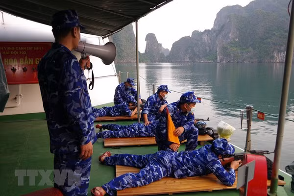 Ejercicio de tiradores de fusil de asalto AK en el mar. (Foto: VNA) 