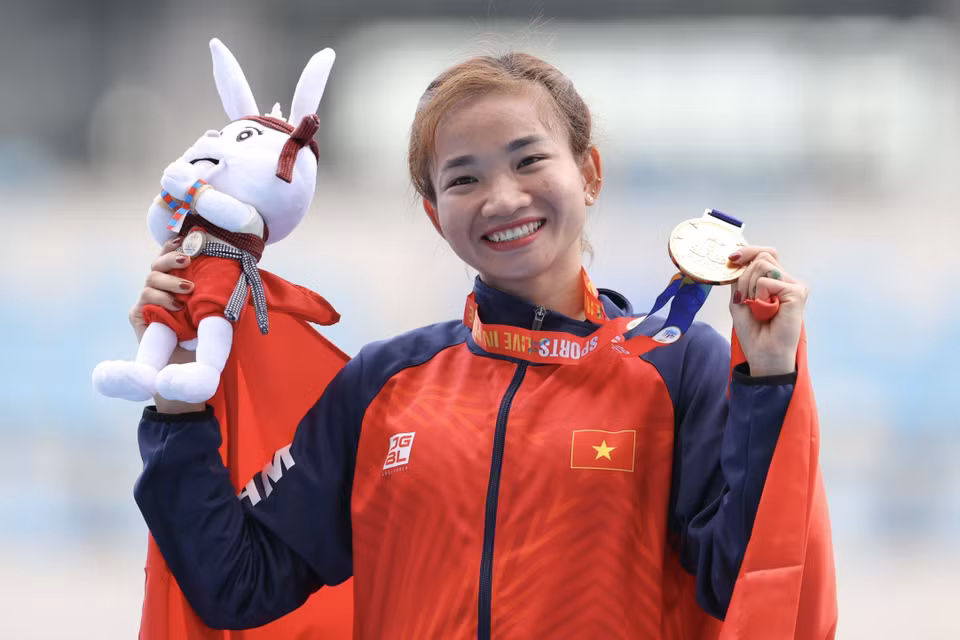 Nguyen Thi Oanh y su medalla de oro en la carrera de 3.000 metros femenino con obstáculos. (Foto: VNA)