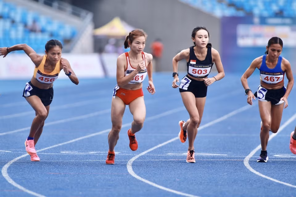 Posteriormente, ganó los contenidos de 5.000 y 10.000 metros para llevarse la tercera y cuarta presea dorada en la cita deportiva regional. En la foto: La atleta Nguyen Thi Oanh (561) comienza la carrera femenina de 10.000 metros. (Foto: VNA)