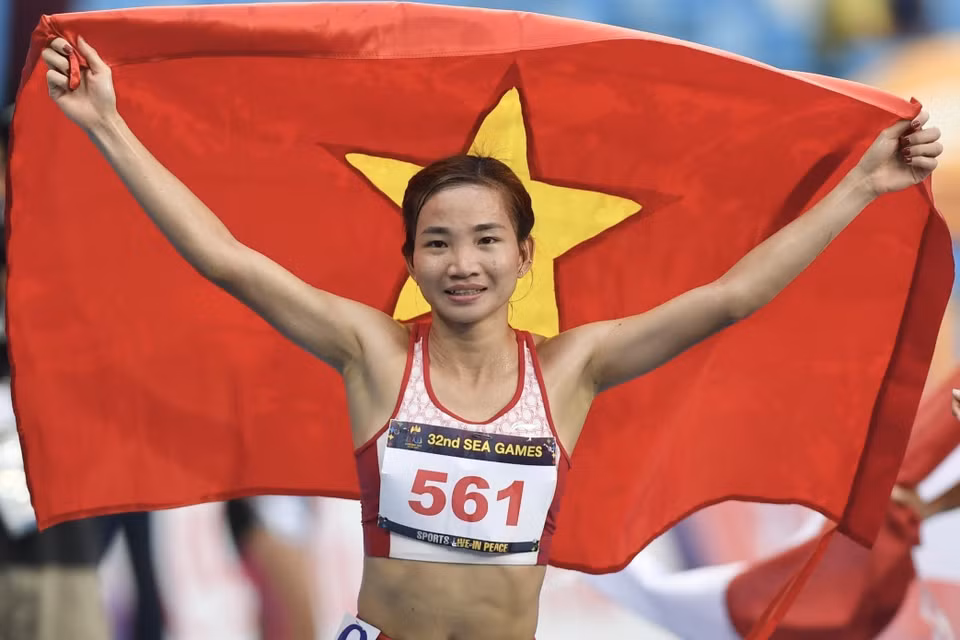Nguyen Thi Oanh gana exitosamente el oro en atletismo en la carrera femenina de 10.000 metros, con un tiempo de 35 minutos y 11,53 segundos. (Foto: VNA)
