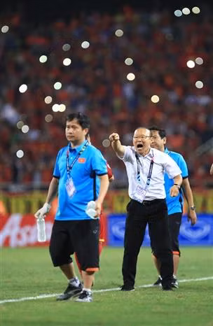 El entrenador Park Hang-seo guía a los jugadores vietnamitas en el campo (Fuente: VNA)