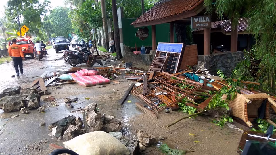 El tsunami que golpeó a las 21:30 (hora local) del sábado pasado la costa sureña de Sumatra y la isla de Java puede ser resultado de deslizamientos submarinos provocados por las actividades del volcán Anak Krakatoa. (Fuente: VNA)