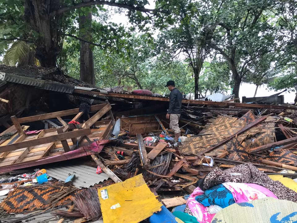 Un hombre busca objetos utilizables en las ruinas. (Fuente: VNA)