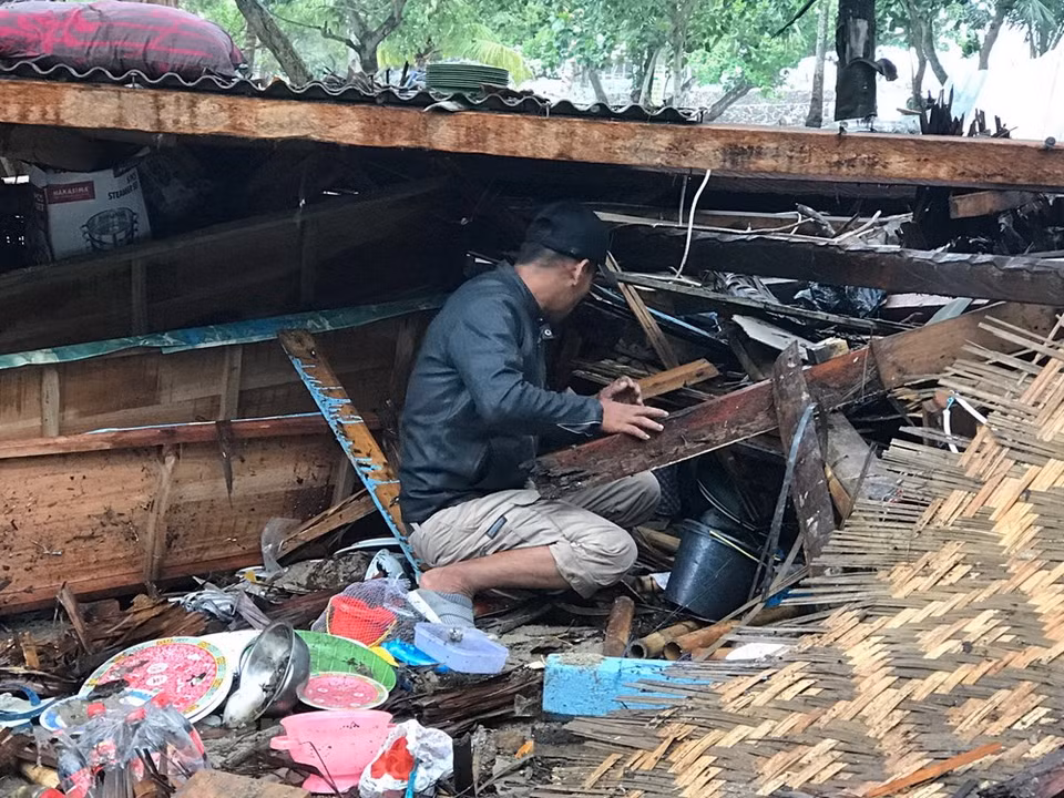 Un hombre busca objetos utilizables en las ruinas. (Fuente: VNA)