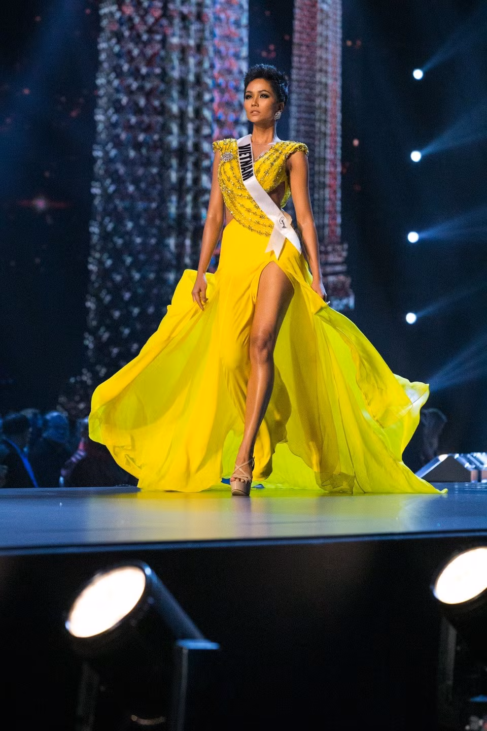 La representante de Vietnam, H Hen Nie, en el desfile en traje de gala en Miss Universo 2018 (Fuente: Miss Universo) 