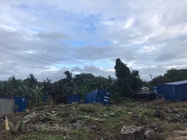 Residentes locales y las ruinas de sus casas en Carita. (Fuente: VNA)