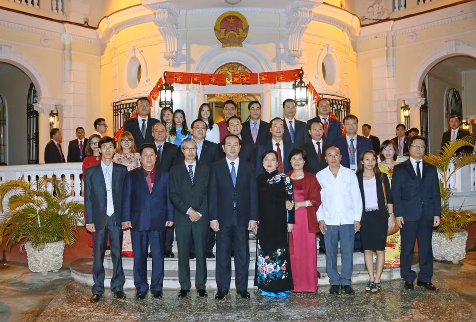 El presidente toma fotos con funcionarios de la Embajada vietnamita en La Habana (Fuente: VNA)
