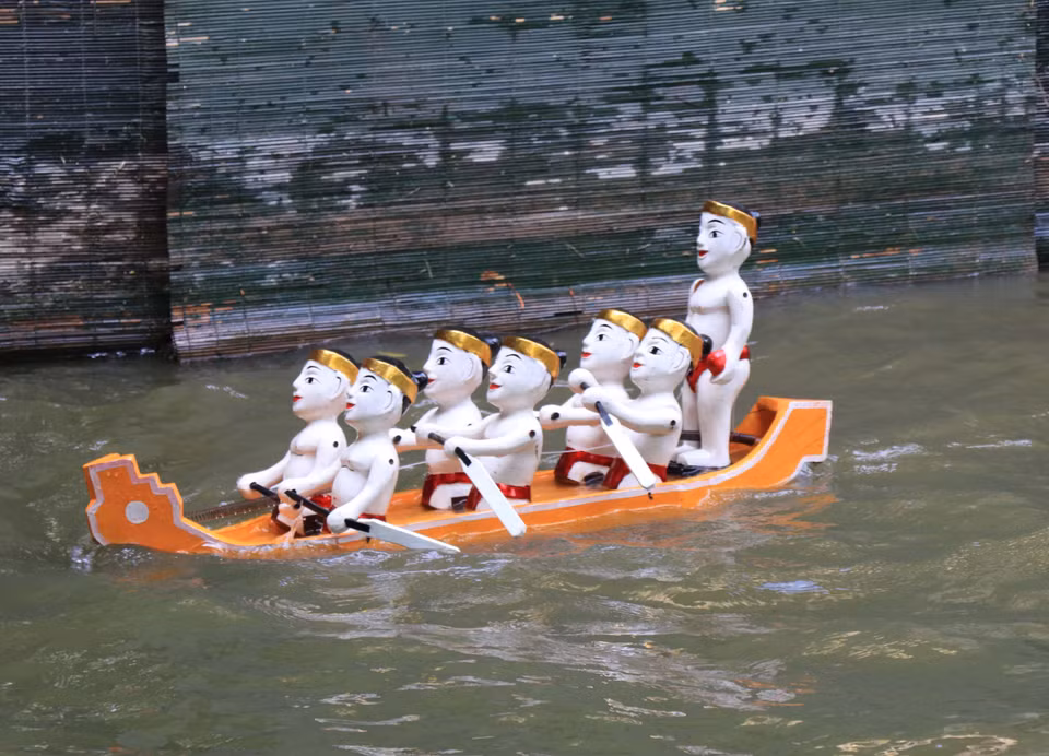 Una carrera de botes, interpretada por los artistas de Dong Ngu. (Foto: VNA)