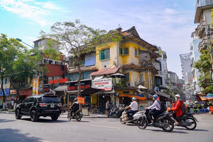 Algunas villas con arquitectura especial construidas antes de 1954 en Hanoi que no están a la venta serán renovadas. Según el plan, las agencias pertinentes en la ciudad serán responsables de planificar la conservación y el embellecimiento de las obras arquitectónicas. La administración municipal continuará guiando a los distritos para mantener, renovar y reparar los edificios antiguos construidos antes de 1954. Hanoi tiene como objetivo renovar más villas y obras arquitectónicas. Para materializar ese objetivo, las autoridades de la capital milenaria han intensificado la cooperación con otros países como Francia y Bélgica para las labores de mantenimiento y preservación de esas viviendas. La ciudad también compilará una lista de villas que no se pueden vender. (Foto: Minh Hieu/Vietnam+) 