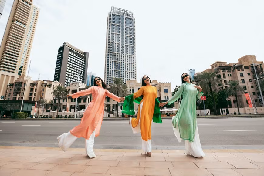 Las bellezas vietnamitas caminaron por las calles de Dubái y experimentaron la belleza típica de una de las ciudades más lujosas del mundo. (Foto: Vietnam+)