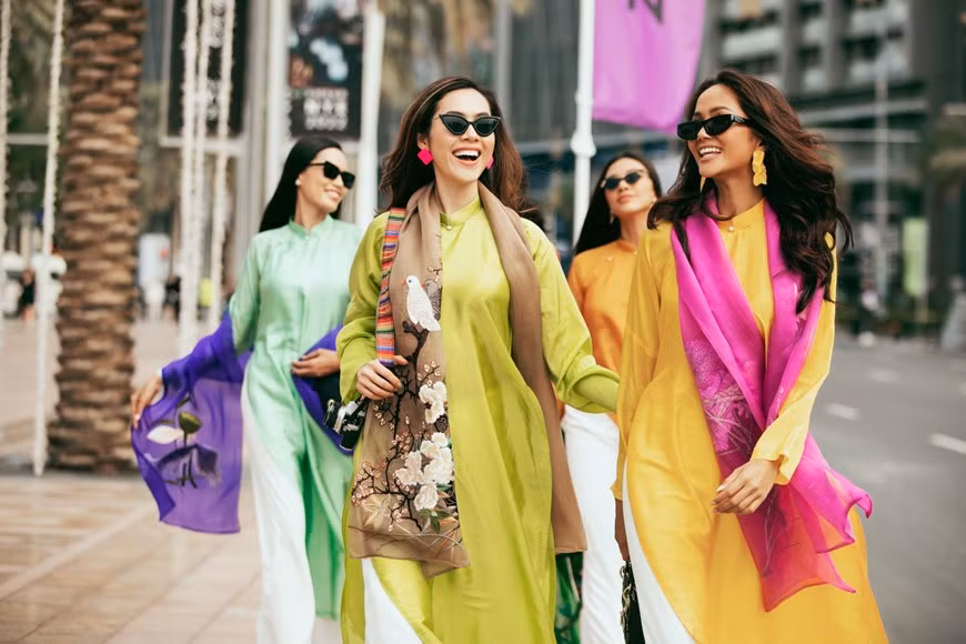 La colección de fotos presenta las características tradicionales del Ao dai con un diseño innovador. (Foto: Vietnam+)