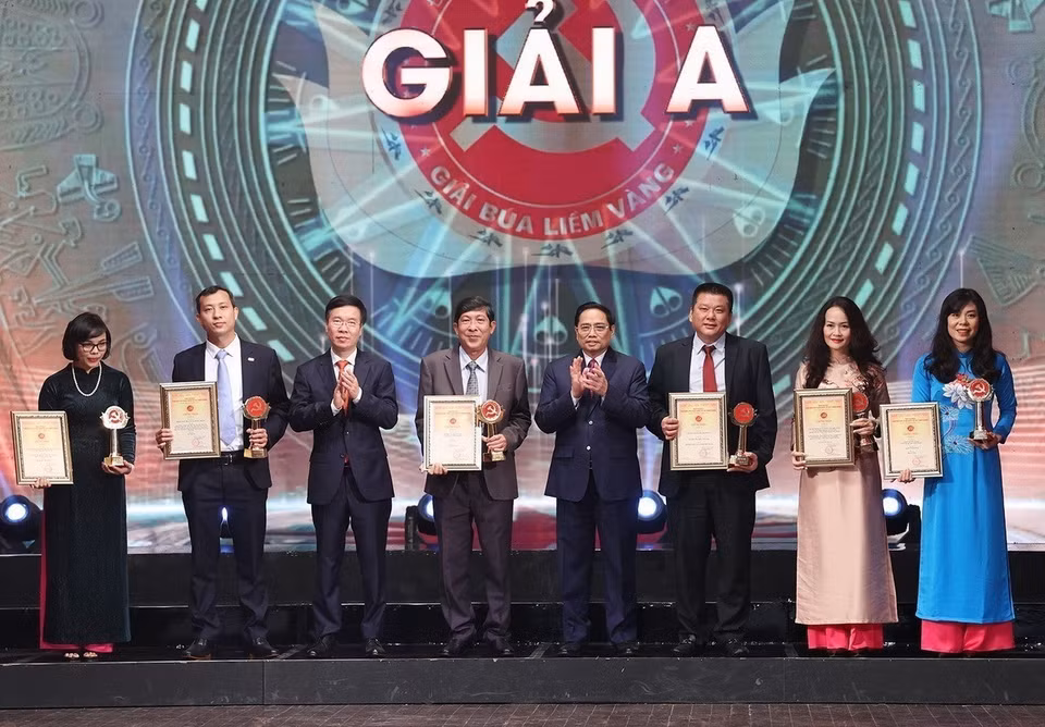 El primer ministro Pham Minh Chinh y el miembro permanente del Secretariado del Comité Central del Partido Comunista de Vietnam, Vo Van Thuong, entregaron premios a autores y grupos de periodistas ganadores en la ceremonia del 6º Premio Nacional de la Prensa para la Construcción del Partido 2021. (Foto: VNA)