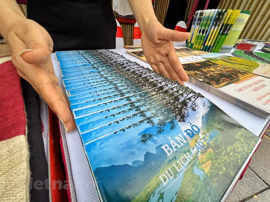 La provincia de Cao Bang es uno de los destinos con muchos paisajes naturales hermosos y atractivos, así como una cultura étnica única. Los colores de la artesanía popular en Cao Bang se presentan en el espacio de exposición. La localidad posee un gran potencial turístico con muchos destinos y paisajes famosos, que atraen la atención de visitantes nacionales y extranjeros, como el sitio de reliquias históricas de Pac Bo, la cascada de Ban Gioc, la cueva de Nguom Ngao, el complejo turístico de Phia Oac - Phia Den, el lago Thang Hen, la montaña Mat Than, la cascada Nam Tra y la pagoda Truc Lam. (Foto: Mai Mai/Vietnam+) 