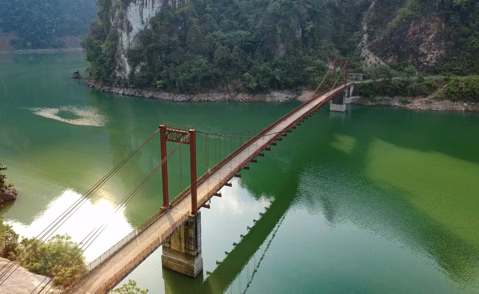 El puente Pa Phong cruza el embalse hidroeléctrico de Son La. Foto: VNA