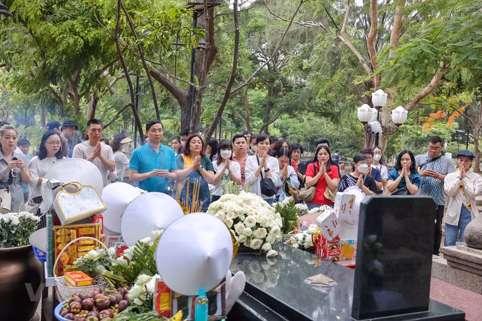 Los miembros del periódico electrónico VietnamPlus de la Agencia Vietnamita de Noticias (VNA) realizaron un viaje de "regreso a la raíz" a la isla de Con Dao, considerada en el pasado como el infierno en la tierra. Se trata de una actividad práctica para recordar a cada cuadro y reportero de este período sobre los buenos valores tradicionales de la patria, y rendir homenaje a los héroes y mártires caídos por la independencia nacional. Al rendir homenaje a los héroes caídos en el sitio, funcionarios, reporteros y editores del periódico observan el espíritu heroico de decenas de miles de soldados revolucionarios y patriotas vietnamitas que han quedado para siempre en la tierra de Con Dao. (Foto: Vietnam+)