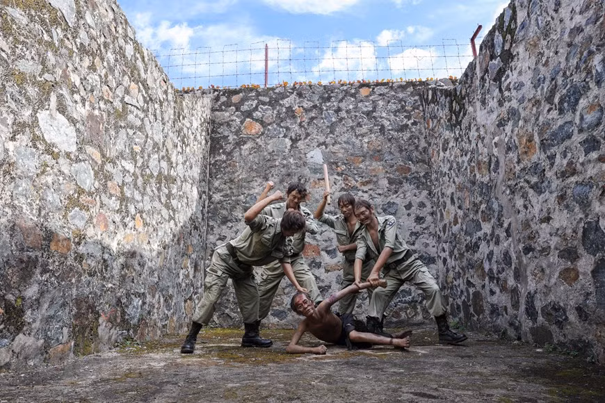En el museo de Con Dao, Le Thi Anh Tuyet, funcionaria del Centro de Conservación de Monumentos Nacionales de Con Dao, explicó a la delegación de Vietnamplus los valores históricos, culturales y científicos especiales de la prisión, considerada entonces el infierno en la tierra. Las imágenes, documentos y artefactos expuestos aquí estremecieron a los visitantes ante la brutalidad de los enemigos. También muestran el temple, la voluntad y el optimismo de los presos patriotas. La Administración colonial francesa construyó el primer penal en 1862. Tras la derrota francesa en 1954, la isla pasó a manos del gobierno títere pronorteamericano, que siguió utilizándola como presidio para disidentes políticos. (Foto: Vietnam+)