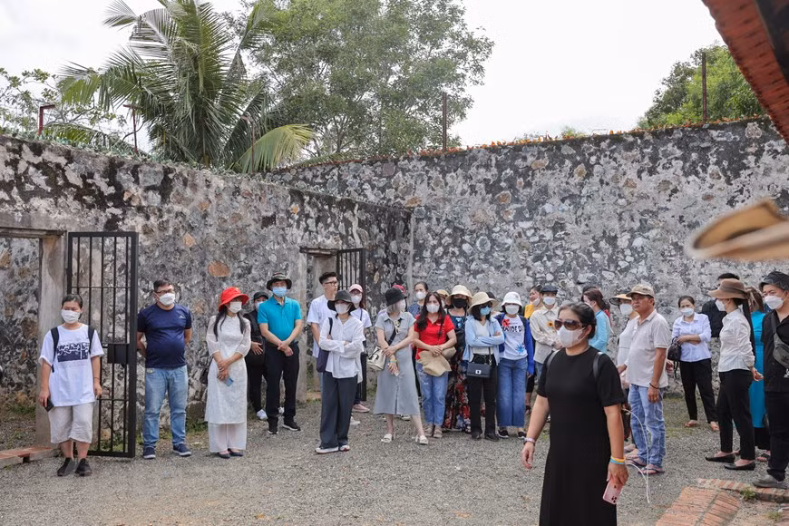 Del 24 al 26 de junio, el personal del periódico electrónico VietnamPlus de la Agencia Vietnamita de Noticias (VNA) organizó un viaje de "regreso a la raíz" a Con Dao, en la provincia sureña de Ba Ria – Vung Tau, donde hay sitios históricos que marcan los crímenes de los agresores y la indomabilidad y resistencia de miles de soldados. En 1862, poco después de la ocupación francesa de las tres provincias del este, se estableció en Con Dao un brutal sistema de prisiones. Hasta 1975, por 113 años, Con Dao fue un "infierno en la tierra" para miles de prisioneros vietnamitas que lucharon contra el colonialismo francés y el régimen títere de Saigón. (Foto: Vietnam+) 