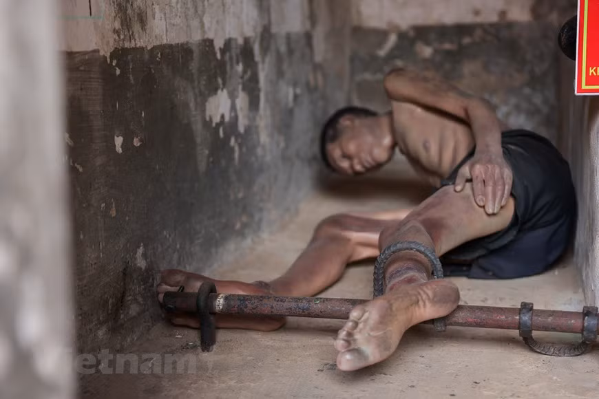 Esta es una actividad práctica para recordar a cada cuadro y reportero de Vietnamplus los buenos valores tradicionales de la patria, y rendir homenaje a los héroes y mártires, para apreciar aún más y enorgullecerse de la independencia, la libertad que tenemos. Un destino en el viaje es el cementerio Hang Duong, el lugar de descanso del secretario general del Partido Comunista de Vietnam Le Hong Phong, el erudito patriótico Nguyen An Ninh y la heroína Vo Thi Sau. Ofreciendo incienso en el sitio, funcionarios, reporteros y editores del periódico observan el espíritu heroico de decenas de miles de soldados revolucionarios y patriotas vietnamitas que han quedado para siempre en la tierra de Con Dao. (Foto: Vietnam+)