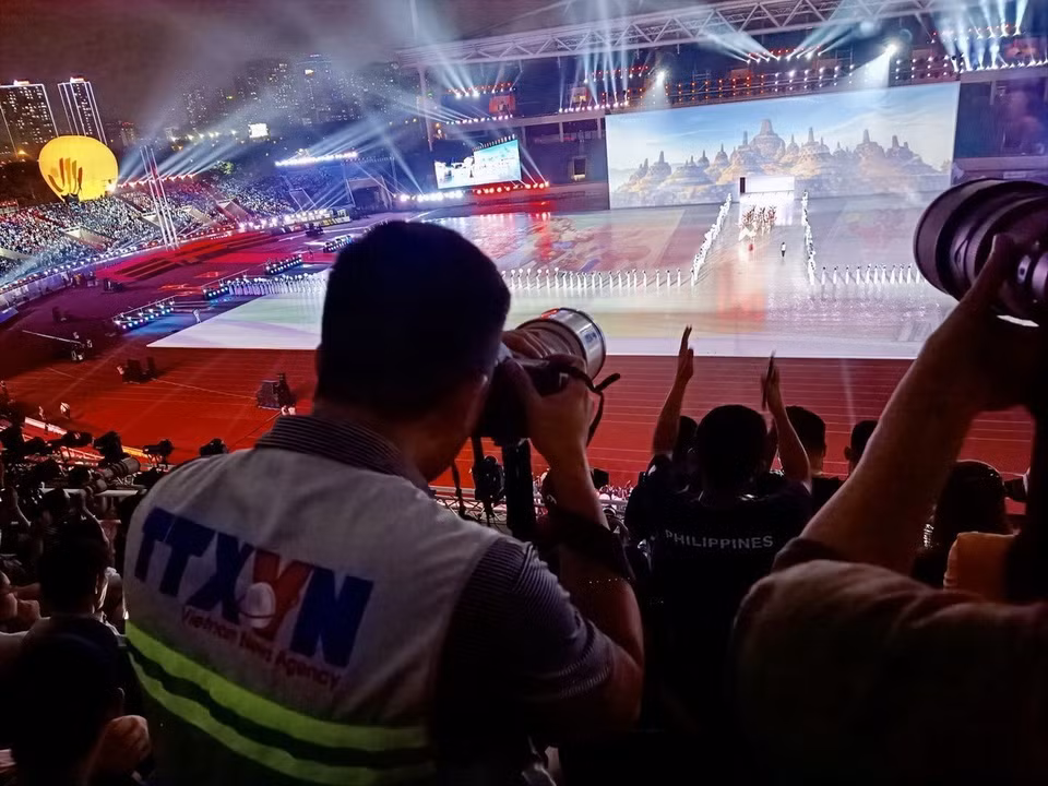 Un fotoperiodista de la Agencia de Noticias de Vietnam trabaja en la ceremonia de apertura de los 31º Juegos Deportivos del Sudeste Asiático (SEA Games 31), en el Estadio Nacional My Dinh, en Hanoi. (Foto: VNA)
