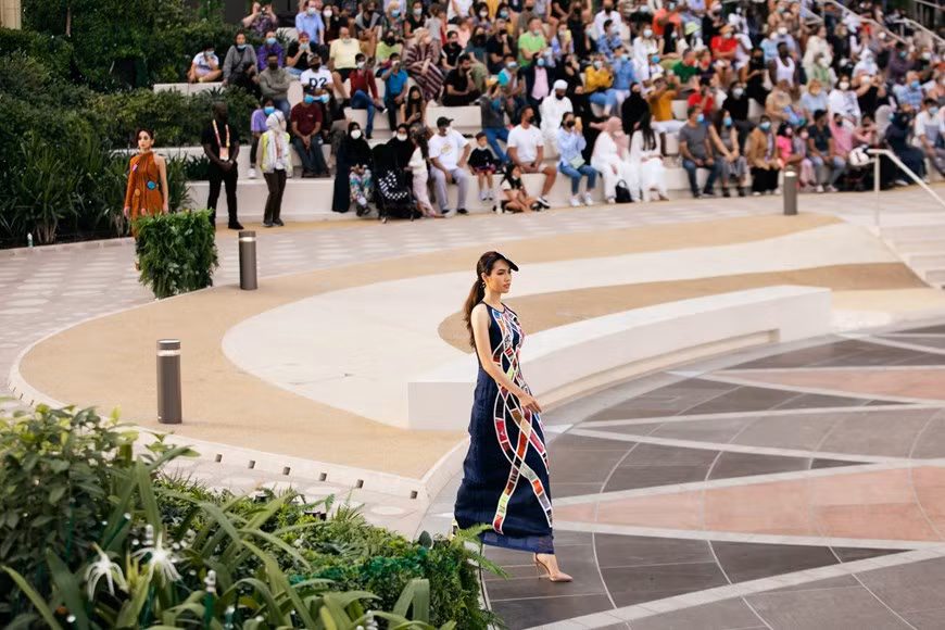 Volviendo a la pasarela después de un período de ausencia, Hoang My desfiló para la colección de Chu La. Mostró su carisma y habilidades de modelaje profesional. (Foto: Vietnam+)