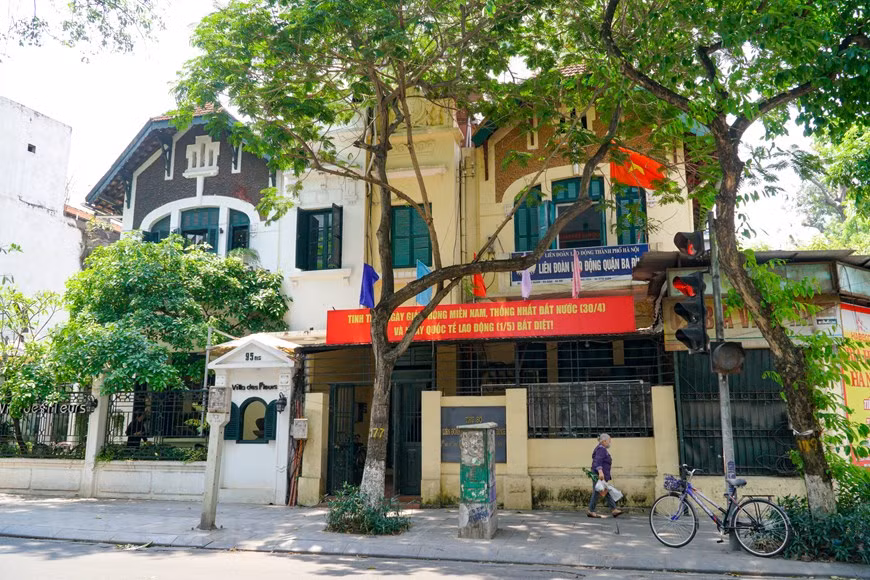  Según el Departamento de Construcción de Hanoi, las mil 216 villas se dividen en tres grupos. El Grupo 1 presenta villas asociadas con reliquias históricas y culturales catalogadas o patrimonio cultural. El Grupo 2 (356 villas) incluye villas de valor arquitectónico pero que no están clasificadas en el Grupo 1. Las villas restantes están en el grupo 3 (638 villas). Hogar de 111 villas en el Grupo 1, el distrito de Ba Dinh tiene el mayor número entre los distritos de Hanoi, seguido de Hoan Kiem con 87 villas antiguas. Esas villas son de propiedad de los gobiernos municipal y central, privadas y algunas otras son de propiedad mixta o conjunta de varios hogares. La mayoría de fueron construidas hace más de 100 años. (Foto: Minh Hieu/Vietnam+) 