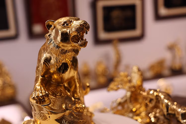 Para hacer un tigre dorado se necesita alrededor de uno a dos meses, pasando por las siguientes etapas: concepción, diseño, fabricación de moldes, fundición de bronce, chapado en oro. (Foto: Noticias/VNA)
