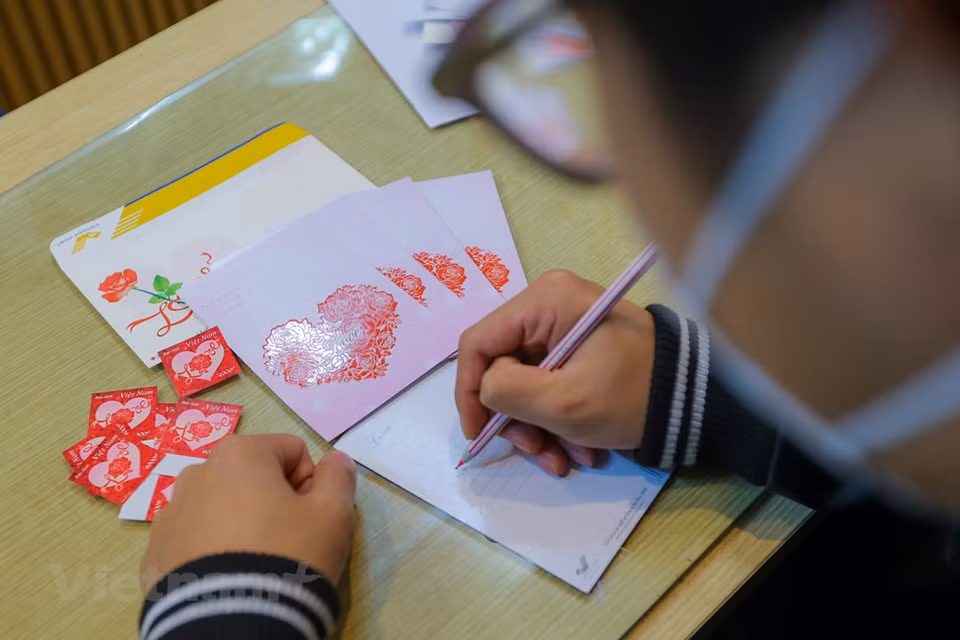 El Ministerio de Información y Comunicación, y la Corporación de Correo de Vietnam (VNPOST) lanzaron una colección de sellos postales con motivo del Día de San Valentín (14 de febrero). Los sellos tienen tamaño de 37 x 37 milímetros. Una característica especial de los "Sellos de amor" es el impreso en barniz que coloca la rosa en el centro de las estampillas. El conjunto emitidos en 2022 constituye el segundo de su tipo emitido por el Ministerio de Información y Comunicación en el período entre 2020 y 2024, tras el cual el tercero será lanzado en 2024. Los tres conjuntos se corresponden a tres etapas del amor, de la inicial hasta la eterna. 
