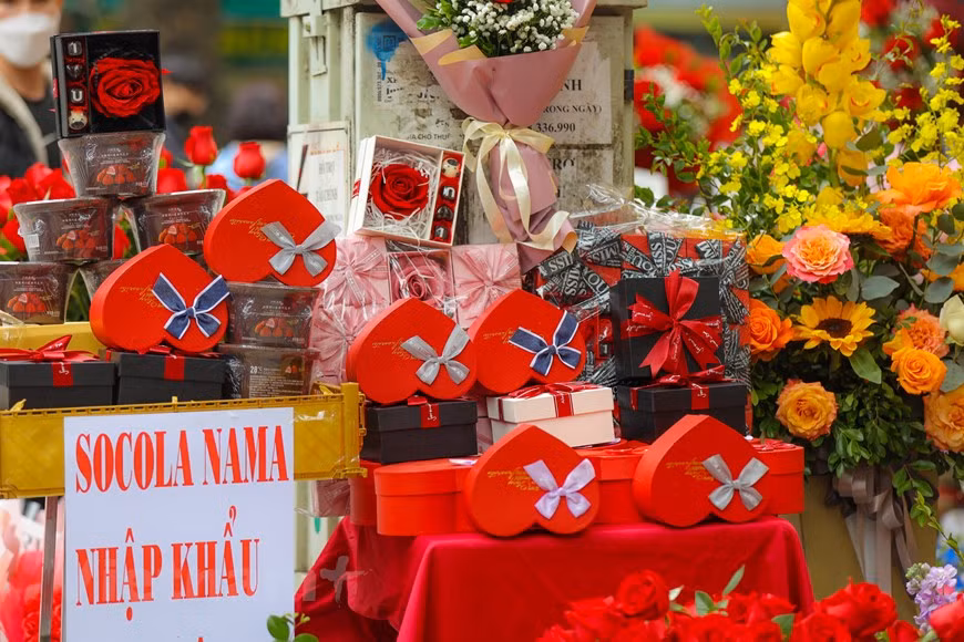 Los regalos disponibles también son diversos. Además de los obsequios tradicionales como flores, joyas, chocolate y perfumes, hay otros regalos originales como corazoncitos de cristal y osos de peluche que reproducen canciones románticas, cuyos precios varían de 100 mil hasta 700 mil dong (de cinco a 30 dólares estadounidenses). En las florerías de las grandes urbes como la capital Hanói y Ciudad Ho Chi Minh, el precio de las flores aumentó del 50 al 100 por ciento. A causa de la pandemia de COVID-19, las compras no son tan abundantes como en los años anteriores. Aun así, las tiendas deben prepararse para los pedidos que se multiplican por 3 o 4 en relación con los días normales. 