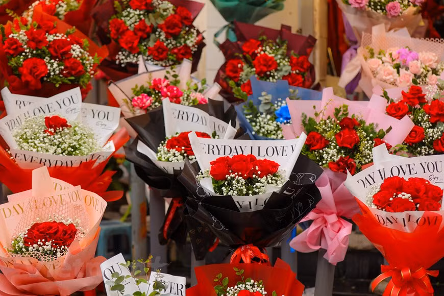 Las parejas en Vietnam eligieron distintas maneras para celebrar el Día de San Valentín, en el contexto de los desarrollos complicados e imprevisibles del brote de la enfermedad respiratoria aguda causada por el nuevo coronavirus (COVID-19). A pesar de las limitaciones de las opciones para celebrar el Día de los Enamorados en Vietnam, a causa del coronavirus, las parejas encontraron múltiples formas de celebrar esta festividad dedicada al amor y la amistad, para expresar los buenos sentimientos a sus seres queridos. Varias personas también optaron por los lugares con espacios privados, para expresar el amor y el cariño a sus parejas. Las rosas siguen siendo la flor elegida por muchos hombres para comprar a su amante en esta ocasión. (Foto: PV/Vietnam+) 