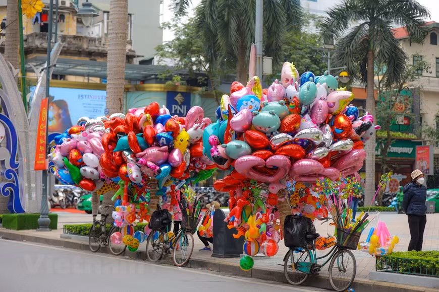 Después de muchos días de lluvias, viento y tiempo frío, la capital de Hanoi en el Día de San Valentín (14 de febrero) se vuelve fresco, apacible y romántico. Cada 14 de febrero se celebra el Día de Los Enamorados o Día de San Valentín, momento en el que el amor toma protagonismo y se suceden escenas románticas por todos los rincones del planeta. Los enamorados hacen regalos a sus parejas, piden matrimonio a la persona amada y las redes sociales se inundan con frases de amor y también de memes sobre el Día de los Enamorados, algunos de ellos muy imaginativos y divertidos. (Foto: PV/Vietnam+) 