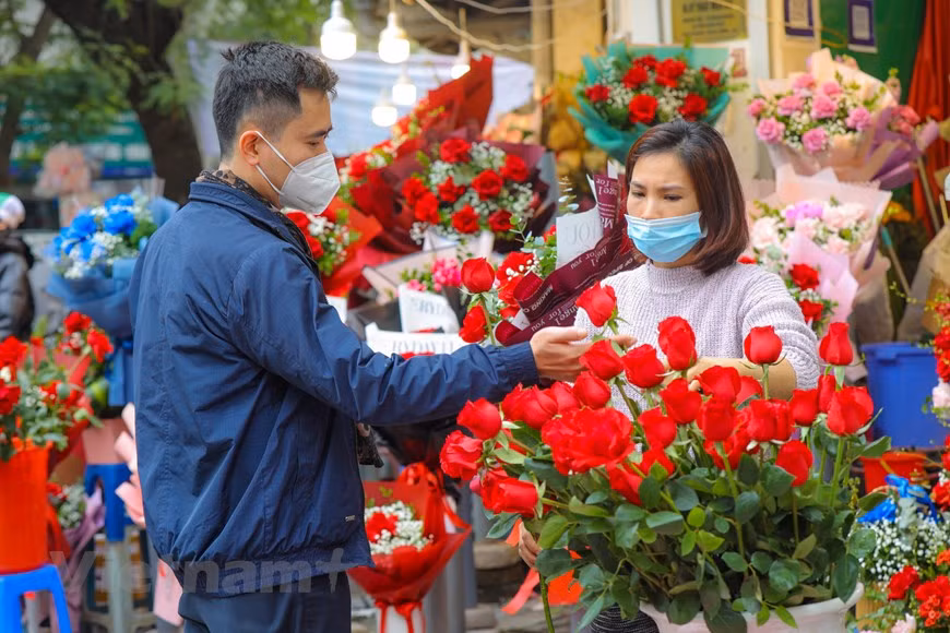 Este año, debido a la epidemia de COVID-19, el ambiente de compras también es menos emocionante que los años anteriores. A pesar de las limitaciones de las opciones para celebrar el Día de los Enamorados en Vietnam, a causa del coronavirus, las parejas encontraron múltiples formas de celebrar esta festividad dedicada al amor y la amistad, para expresar los buenos sentimientos a sus seres queridos. Varias personas también optaron por los lugares con espacios privados, para manifestar el amor y el cariño a sus parejas. Para atraer las parejas en esta ocasión, restaurantes y cafeterías en la capital vietnamita aplicaron numerosas promociones especiales y desinfectaron los sitios. 