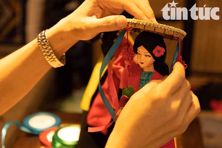 Cada muñeca étnica tiene su propio vestido, asociado con cada patrón y motivo único. (Foto: Periódico Tin Tuc)