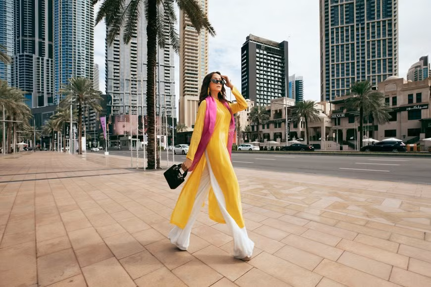 La radiante aparición del Ao Dai vietnamita en las calles de Dubái. (Foto: Vietnam+)