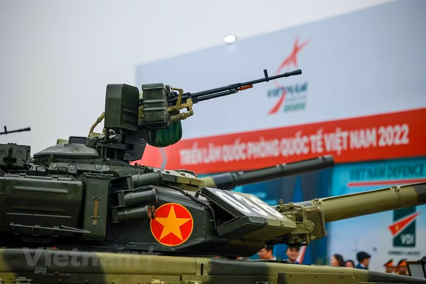 Con un evento de la magnitud de la Exposición Internacional de Defensa de Vietnam 2022, en desarrollo en esta capital, la nación indochina se propuso como objetivos fortalecer la cooperación internacional y la diplomacia de defensa, fomentar la confianza entre Vietnam y los países del mundo y presentar las potencialidades tecnológicas y armas producidas por el país indochino. En la foto: El tanque T-90SK del Ejército Popular de Vietnam. El modelo pesa 46,5 toneladas, mide 9,67 m de largo, 3,78 m de ancho y 2,86 m de alto, con una velocidad máxima de 60 km/hora. El arma principal del T90 es un cañón de 125 mm, con una velocidad de ocho disparos por minuto. (Foto: Nguyen Hai/Vietnam+)