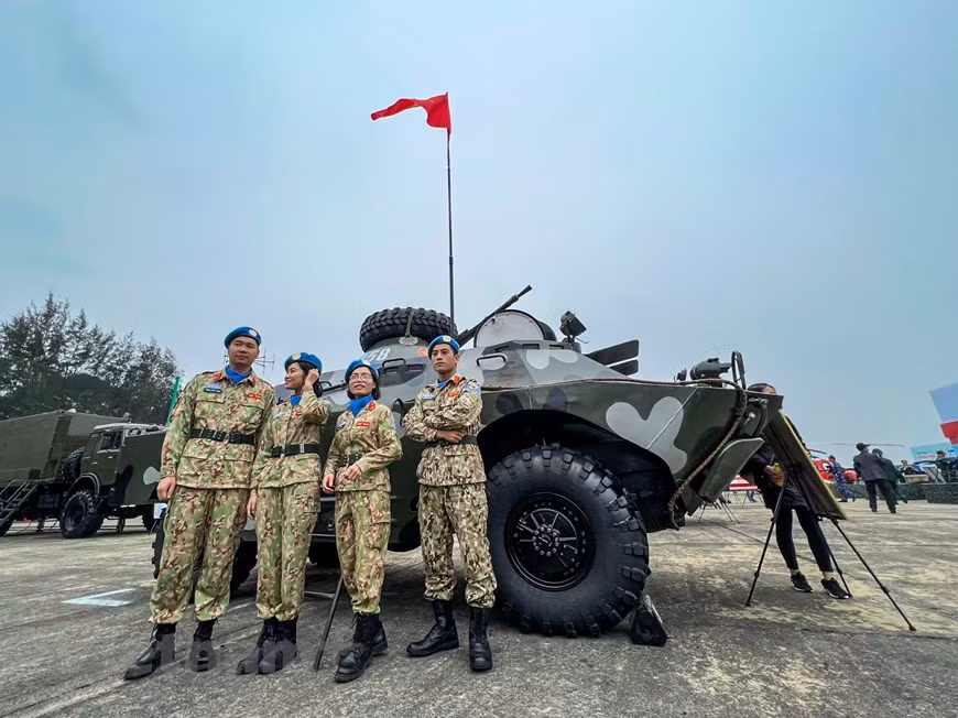 La cita con participación internacional marca la primera vez en la historia que el Ministerio de Defensa organiza una exhibición de defensa a gran escala. El propósito no es solo presentar y promover los logros de la industria de defensa vietnamita, sino también mostrarles a los amigos internacionales la imagen del país, la cultura y el pueblo de Vietnam, y además adquirir experiencia en la organización de exhibiciones de defensa con una escala mayor y más efectiva. Los stands de Vietnam exhiben y presentan productos investigados y fabricados por agencias y unidades del Ministerio de Defensa y el Ministerio de Seguridad Pública. En la foto: Una gran cantidad de personas e incluso soldados están muy emocionados de asistir a la exhibición militar más grande de la historia. (Foto: Nguyen Hai/Vietnam+)