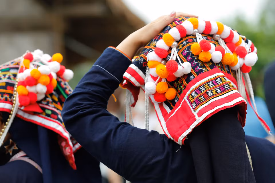 Las prendas típicas de las mujeres de Dao Quan Chet incluyen el traje tradicional, pantalones, cinturones, calzas, pañuelos en la cabeza y otras joyas acompañantes.