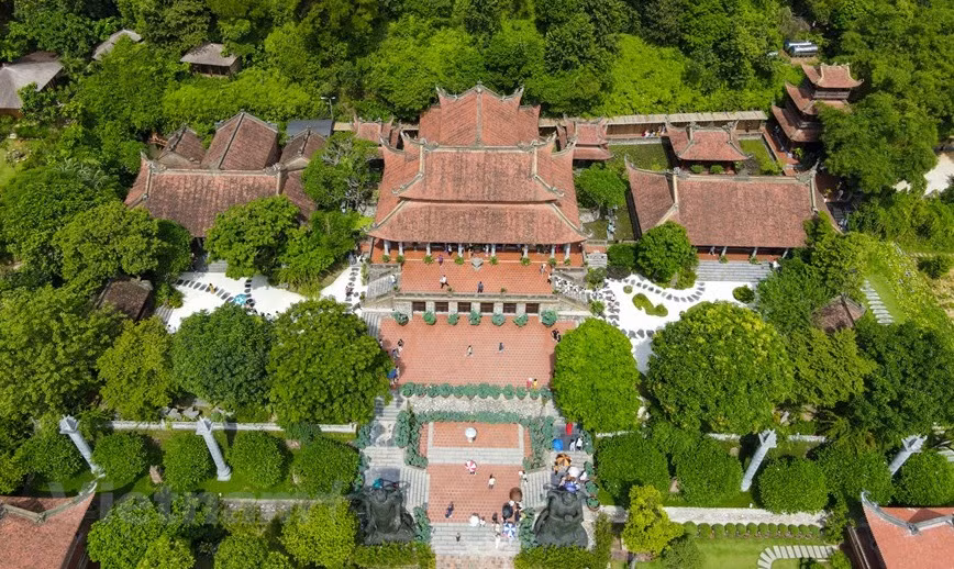 El sitio religioso, anteriormente conocido como pagoda Dung, está a unos 70 kilómetros de Hanoi, apoyado contra la montaña. A ambos lados hay cadenas montañosas con forma según el feng shui oriental, que son dragones a la izquierda y tigres blancos a la derecha. (Foto: Vietnam+)